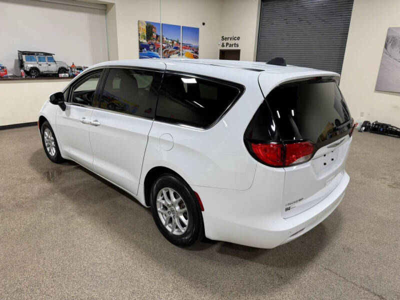 2022 Chrysler Voyager LX