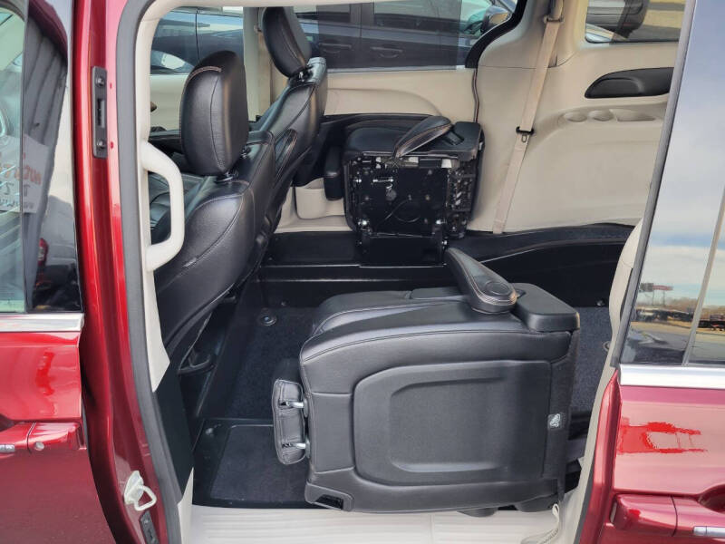 2018 Chrysler WHEELCHAIR VAN