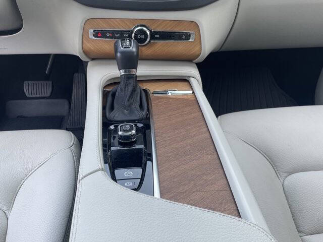 2022 Volvo XC90 T6 Momentum 6-Passenger