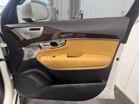 2016 Volvo XC90 T6 Momentum