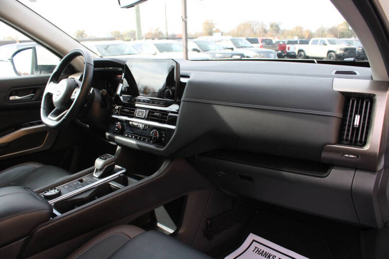 2023 Nissan Pathfinder Platinum