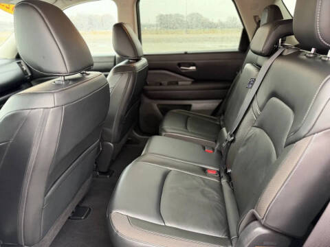 2023 Nissan Pathfinder SL