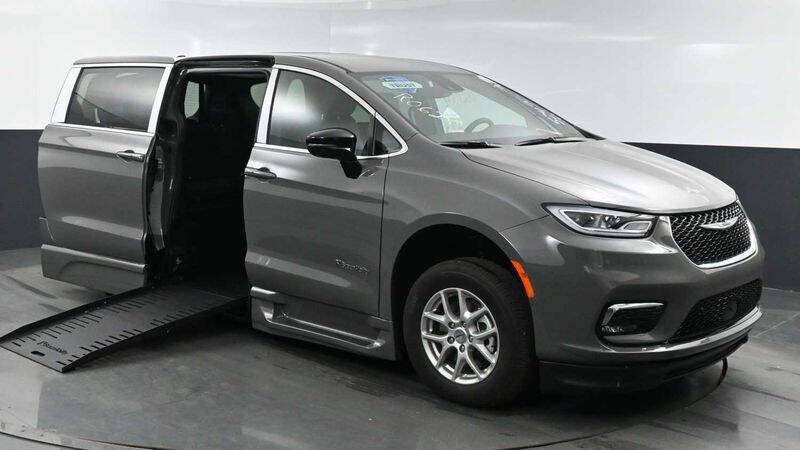 2025 Chrysler Pacifica Select's photo