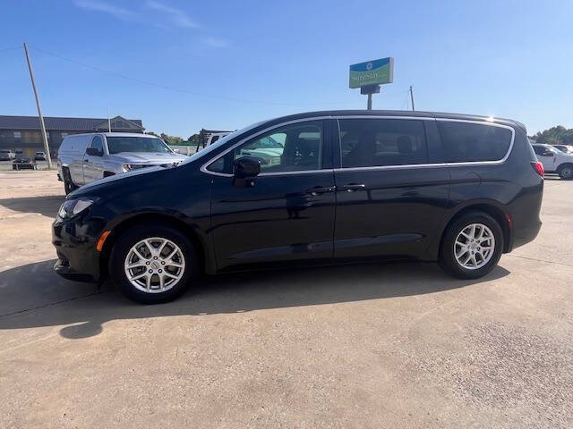 2022 Chrysler Voyager LX's photo