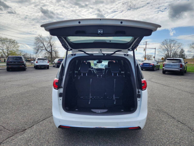 2025 Chrysler Pacifica Select