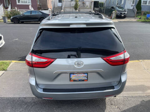 2015 Toyota Sienna XLE 7-Passenger Auto Access Seat