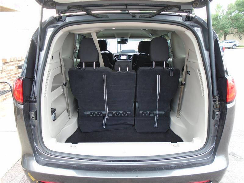 2023 Chrysler Voyager LX
