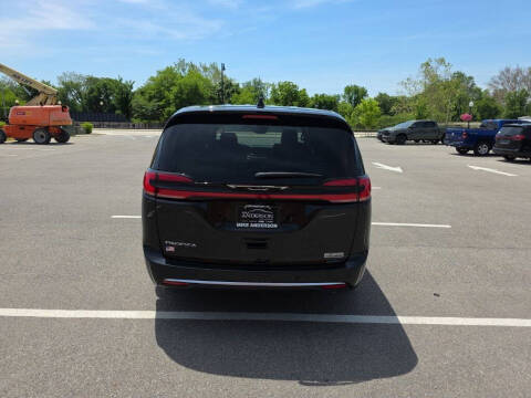 2027 Chrysler Pacifica Select