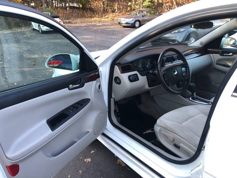 2010 Chevrolet Impala LT photo 11