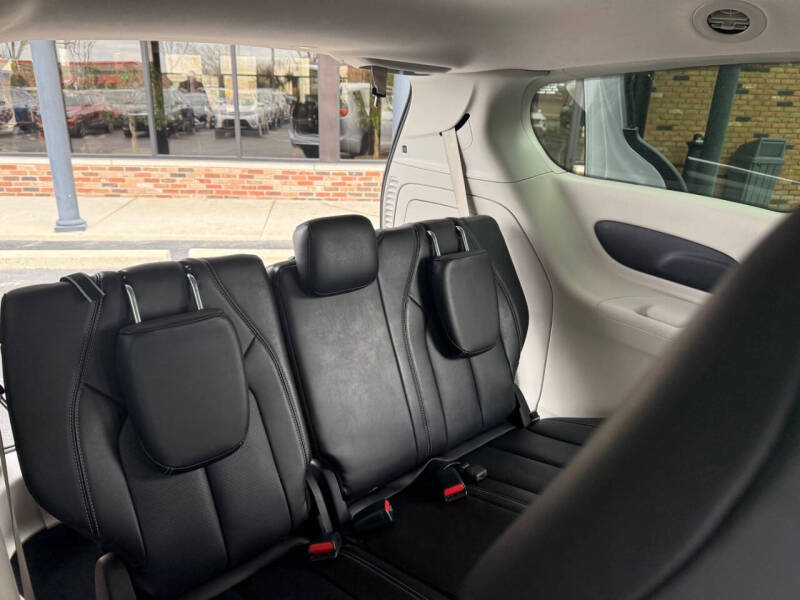 2024 Chrysler Pacifica Plug-In Hybrid Select