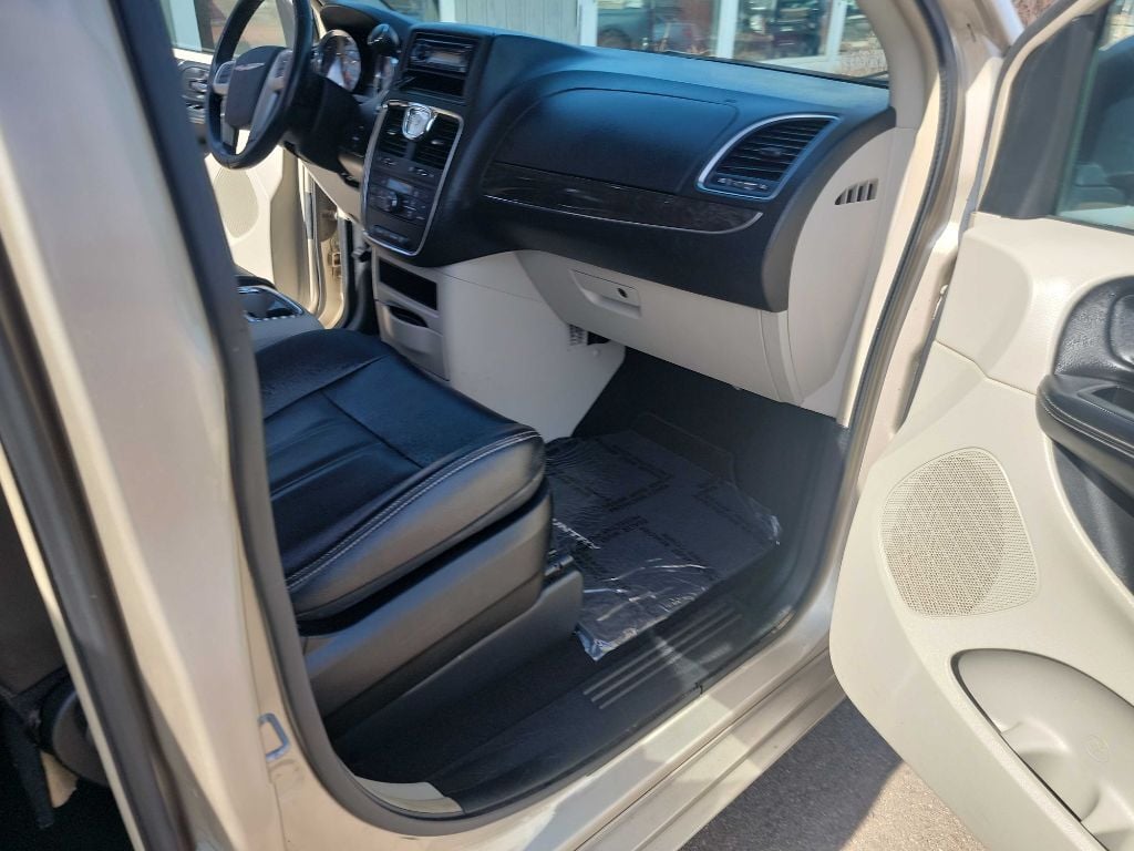 2014 Chrysler Town and Country 43