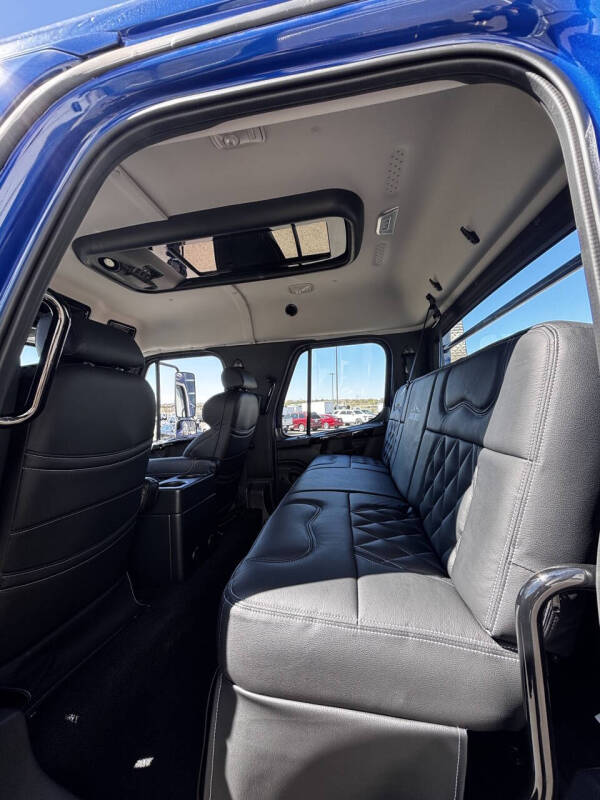 2025 Freightliner M2 106