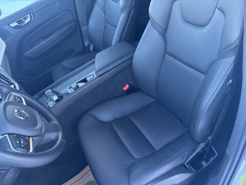 2025 Volvo XC60 B5 Core Dark Theme