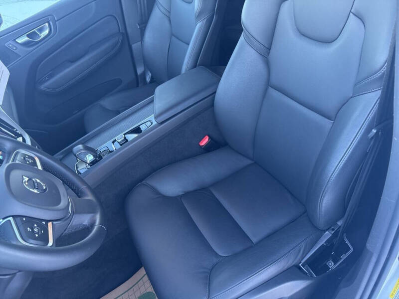 2025 Volvo XC60 B5 Core Dark Theme