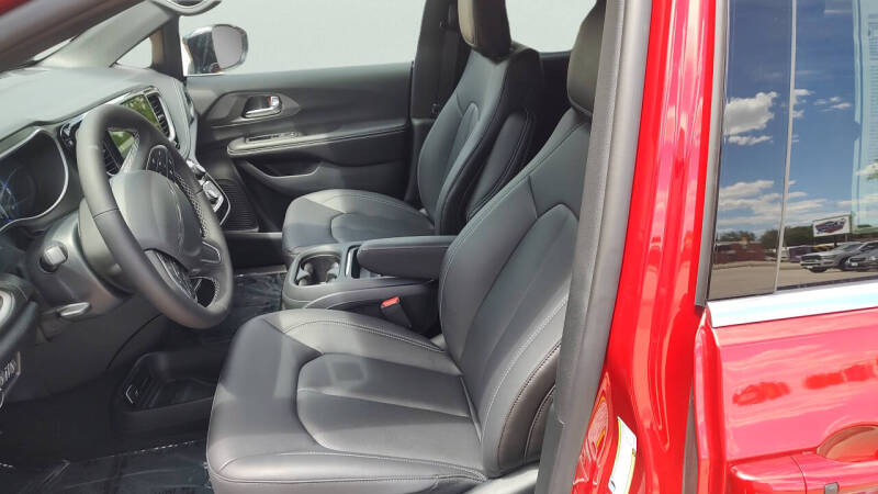 2027 Chrysler Pacifica Select