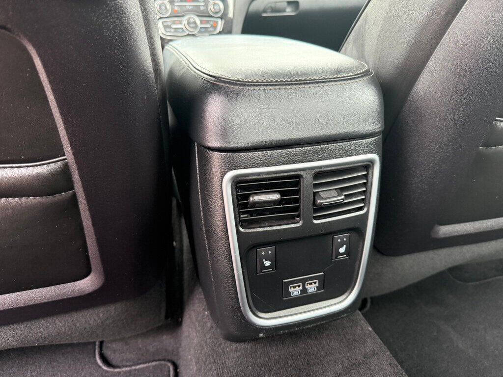 2019 Chrysler 300 36