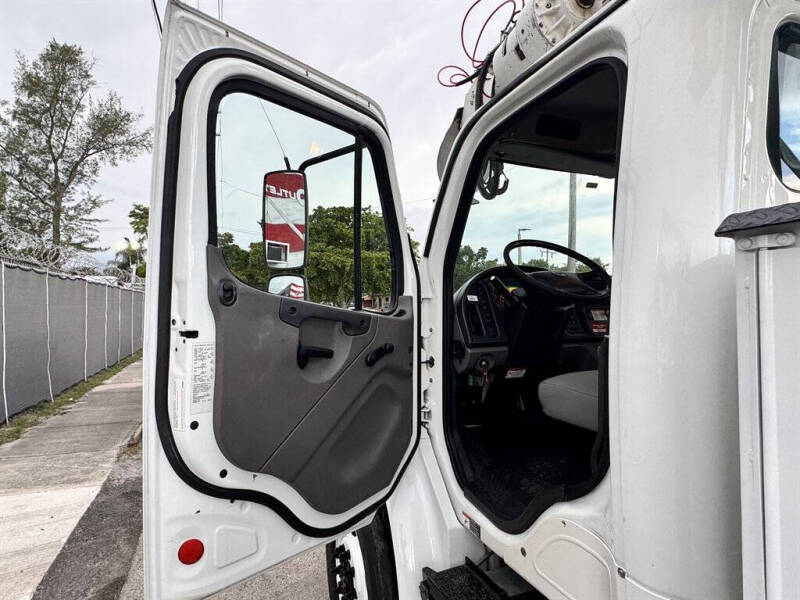 2017 Freightliner M2 106