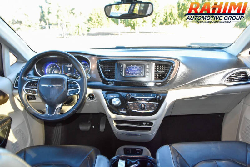 2017 Chrysler Pacifica Touring-L