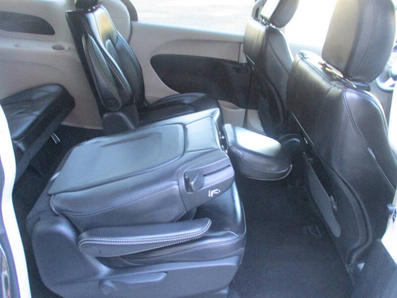 2023 Chrysler Pacifica Plug-In Hybrid Touring L