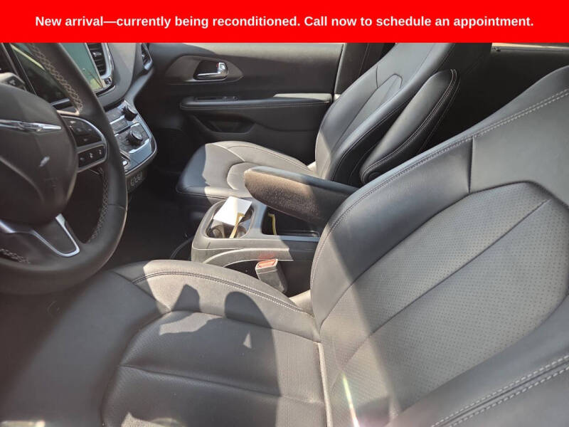 2025 Chrysler Pacifica Select