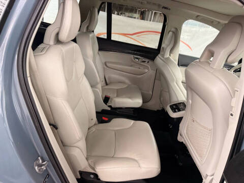 2020 Volvo XC90 T6 Momentum 6-Passenger