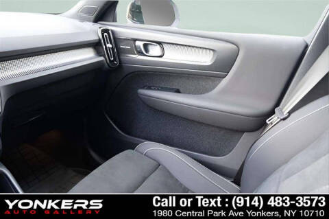 2023 Volvo XC40 B5 Ultimate Dark Theme