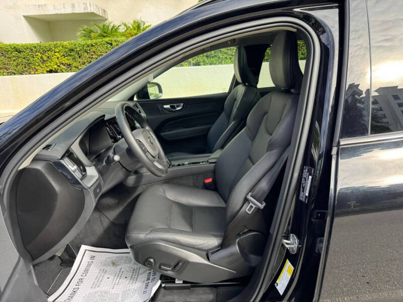 2025 Volvo XC60 B5 Core Dark Theme