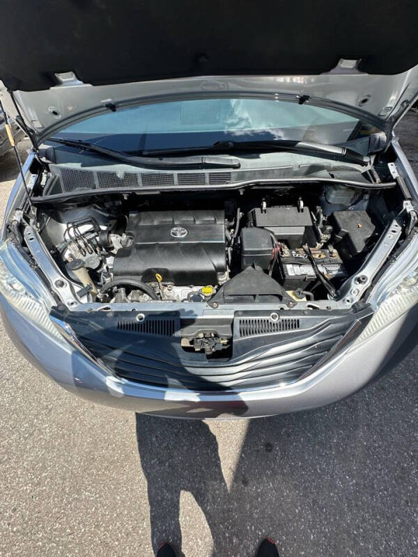 2011 Toyota Sienna LE 8-Passenger