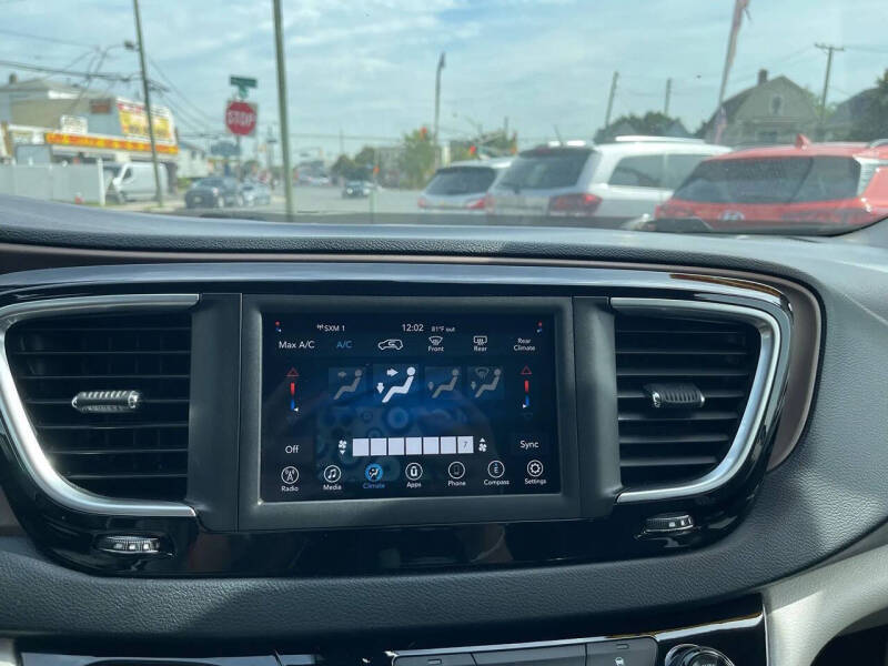 2020 Chrysler Voyager LXi