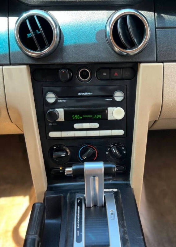 2005 Ford Mustang GT Deluxe