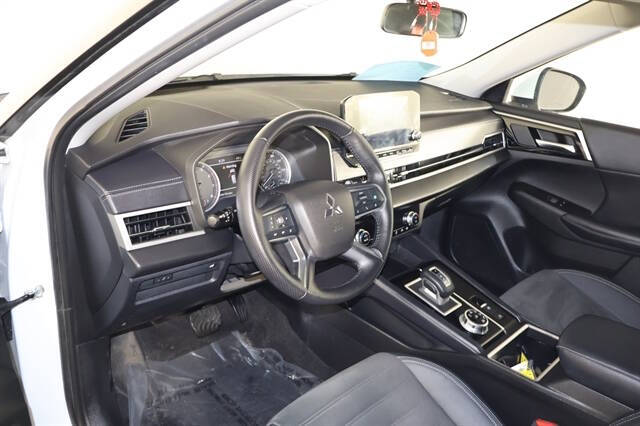 2023 Mitsubishi Outlander SE