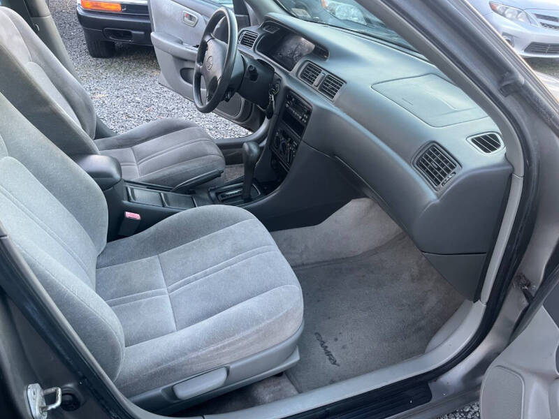 1998 Toyota Camry LE photo 21