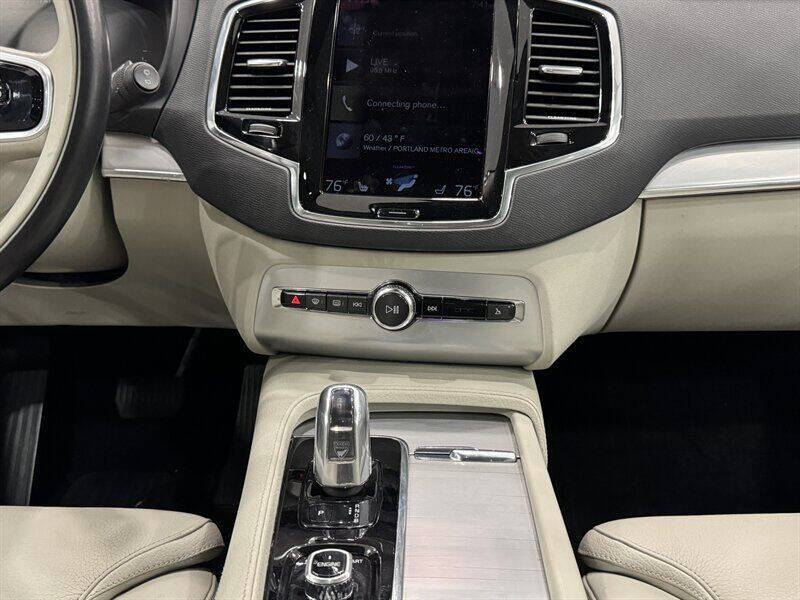 2016 Volvo XC90 T8 eAWD Momentum