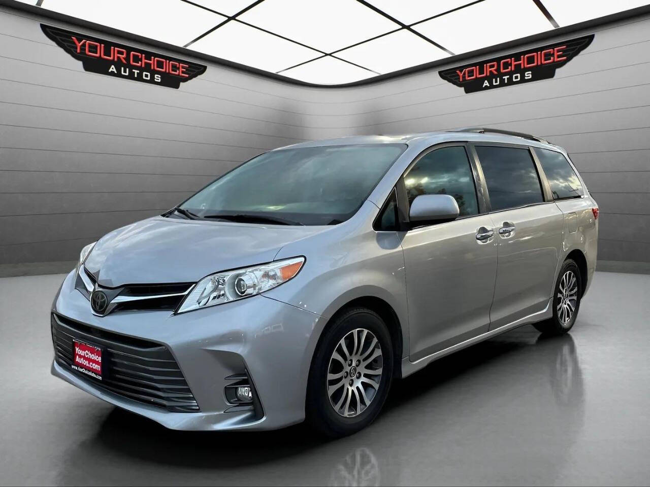 2018 Toyota Sienna XLE 8 Passenger 4dr Mini Van's photo