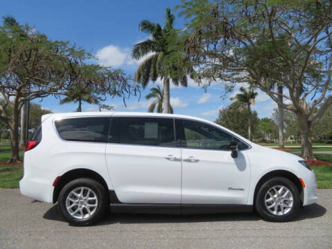 2025 Chrysler Voyager LX