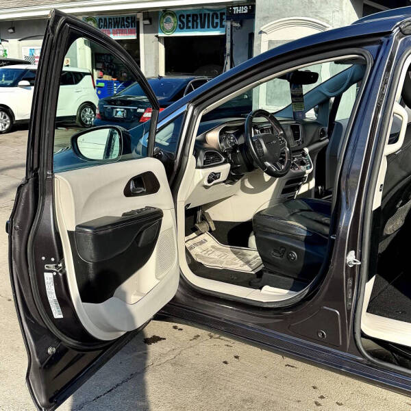 2017 Chrysler Pacifica Touring-L