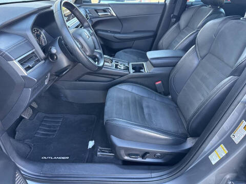 2023 Mitsubishi Outlander SE