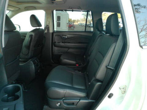 2021 Honda Pilot Touring w/Rear Captain's Chairs