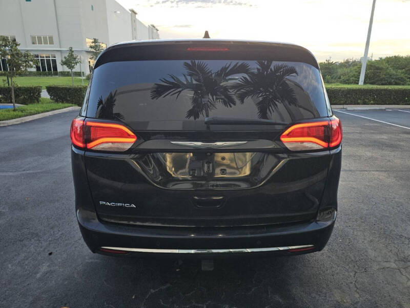 2017 Chrysler Pacifica Touring-L Plus