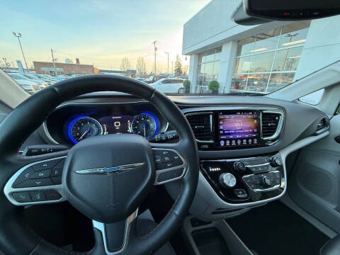 2017 Chrysler Pacifica Touring-L Plus