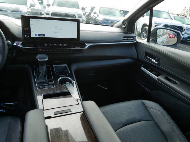 2025 Toyota Sienna Platinum 7-Passenger