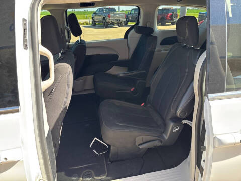 2022 Chrysler Voyager LX
