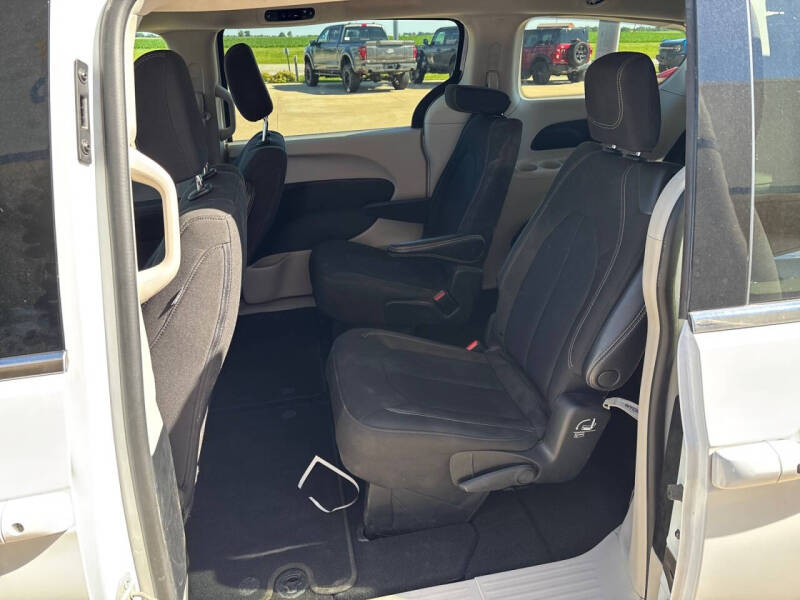2022 Chrysler Voyager LX