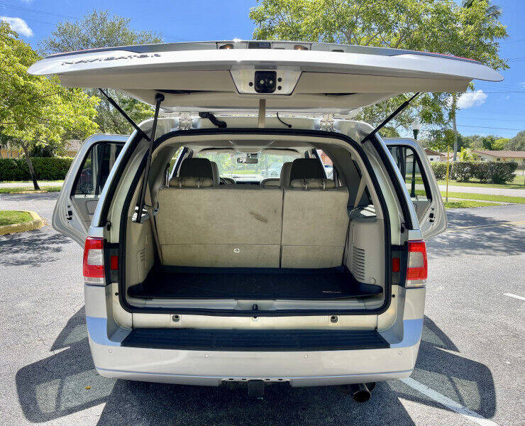 2017 LINCOLN Navigator SUV / Crossover - $25,995