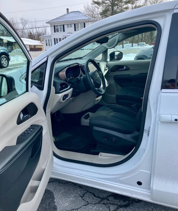 2022 Chrysler Voyager LX