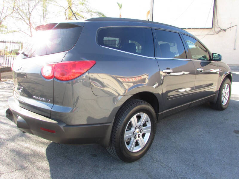 2009 Chevrolet Traverse 1LT photo 2