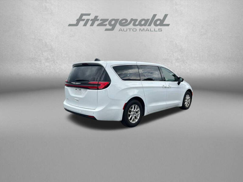 2025 Chrysler Pacifica Select