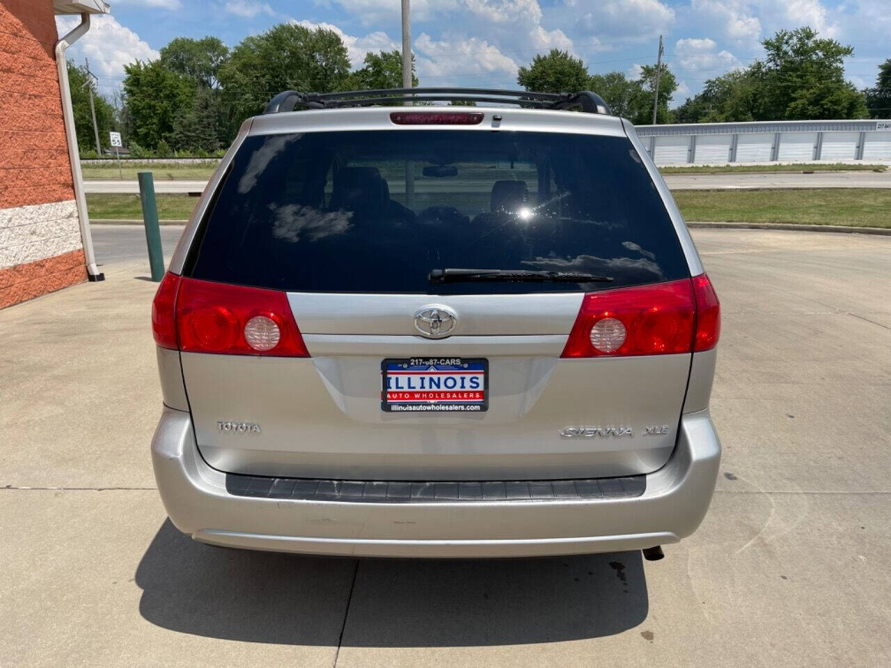 2008 Toyota Sienna for sale at Illinois Auto Wholesalers in Tolono, IL