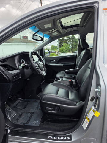 2016 Toyota Sienna SE 8-Passenger