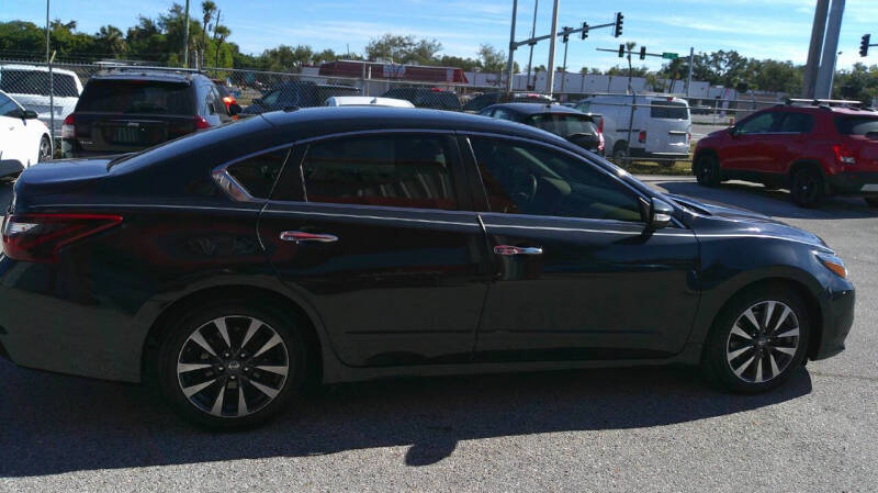 2017 Nissan Altima 2.5 SV photo 4